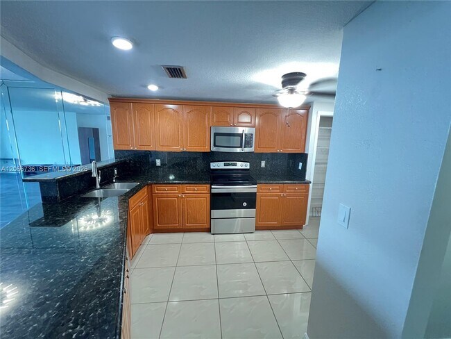 Foto del edificio - 1770 NE 191st St