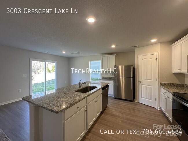 Foto del edificio - 3003 Cres Lk Ln