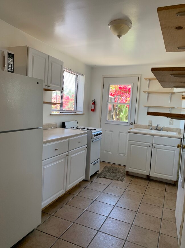 Full kitchen , microwave - 968 Mayo St