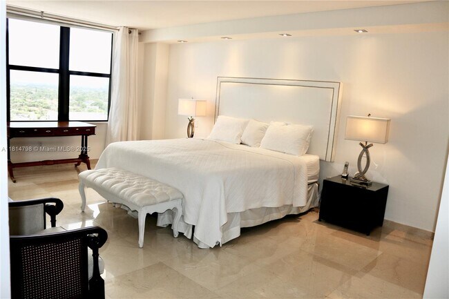 Foto del edificio - 9801 Collins Ave