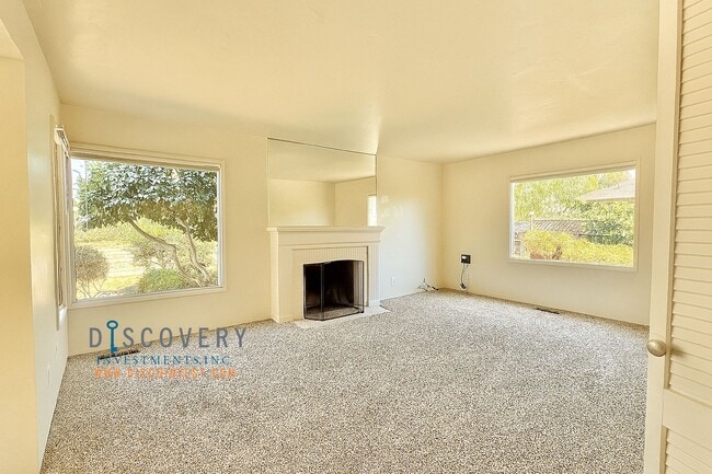 Building Photo - Ranch Style Home with Outdoor Space
