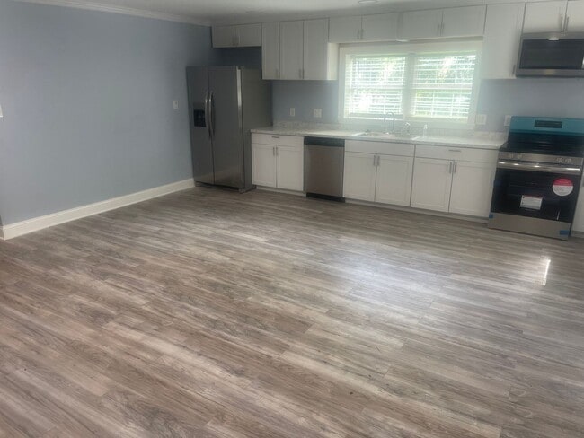 Building Photo - Now Available: Fully Renovated 6BR/4BA Home!
