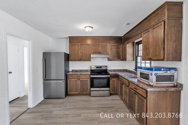 Building Photo - 301 Sprucewood Dr