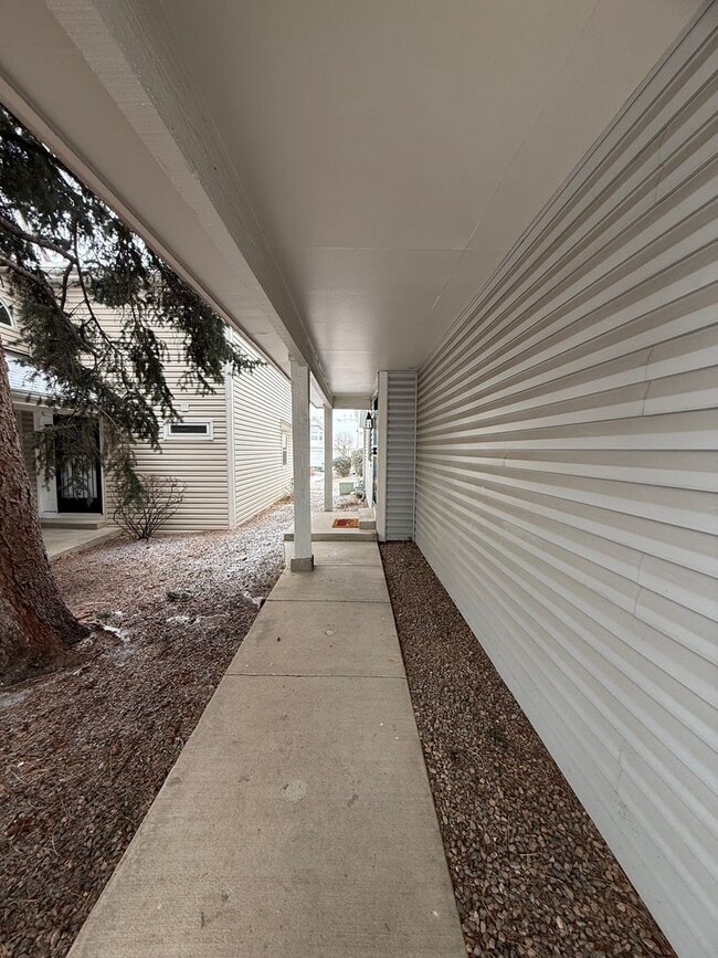 Foto del edificio - SPACIOUS 2-BEDROOM TOWNHOME WITH LOFT, GARAGE & PRIME LOCATION!