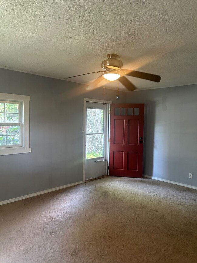 Building Photo - Charming 2-Bedroom Property in Prime Location