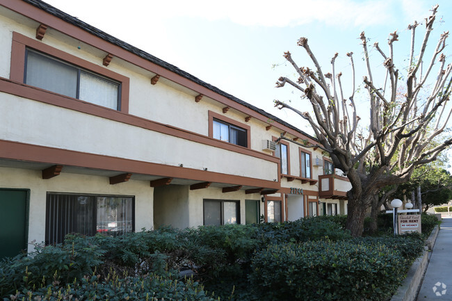 Building Photo - Churchill Court Apartments