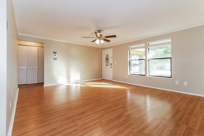 Foto del edificio - 7801 Glencoe Dr