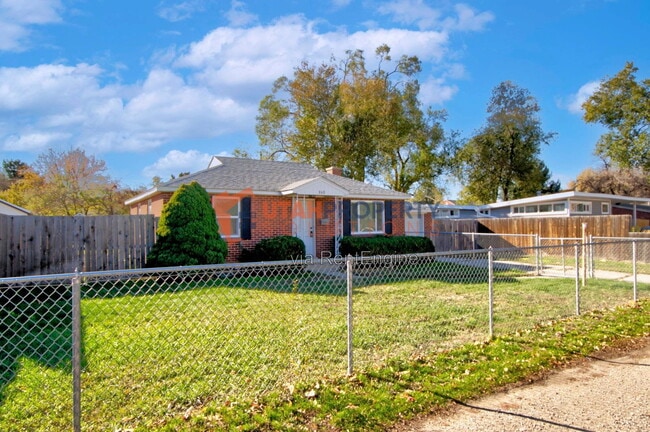 Building Photo - 860 Vics Rd