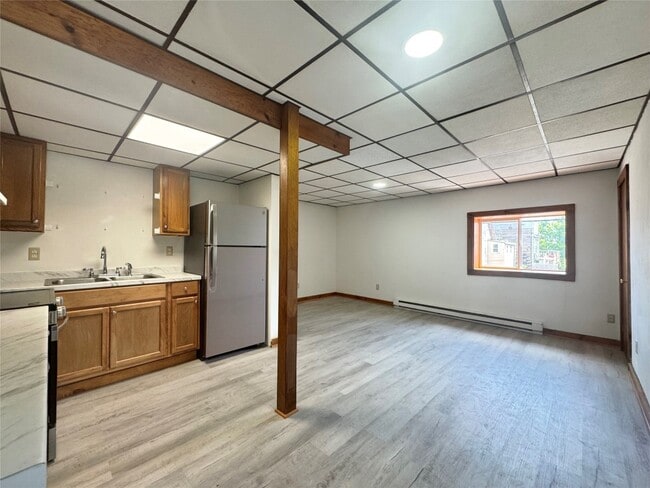 Building Photo - 126 Robinson St