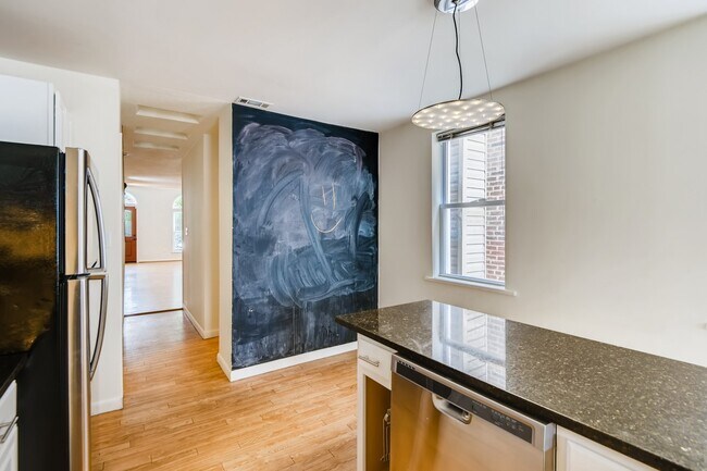 Foto del edificio - 1127 S Hanover St