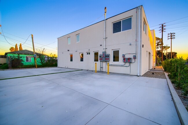 Building Photo - 801 E 84th Pl