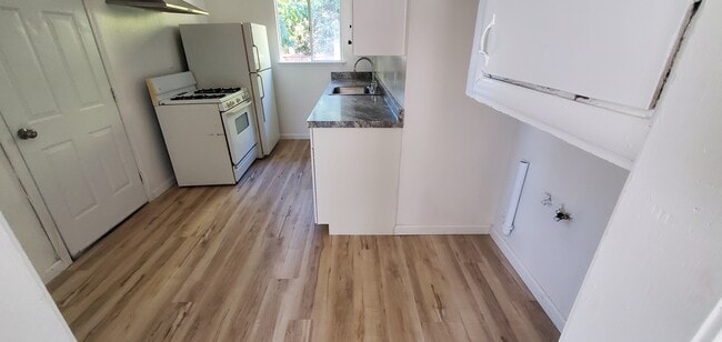 Woodbridge Kitchen - 255 Woodbridge Ave