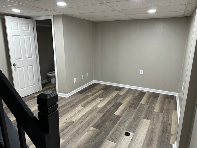 Foto del edificio - 7806 Barkwood Dr