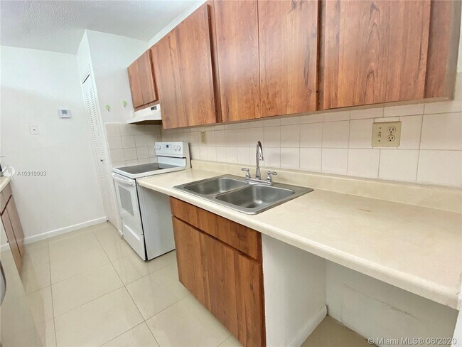 Foto del edificio - 750 NW 43rd Ave