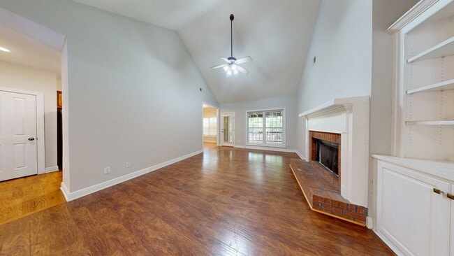 Foto del edificio - One Level 4 Bedroom Brick Home on N. Colle...