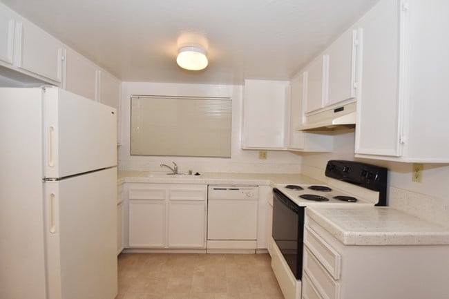 Building Photo - 1575 Oak Apartment Homes