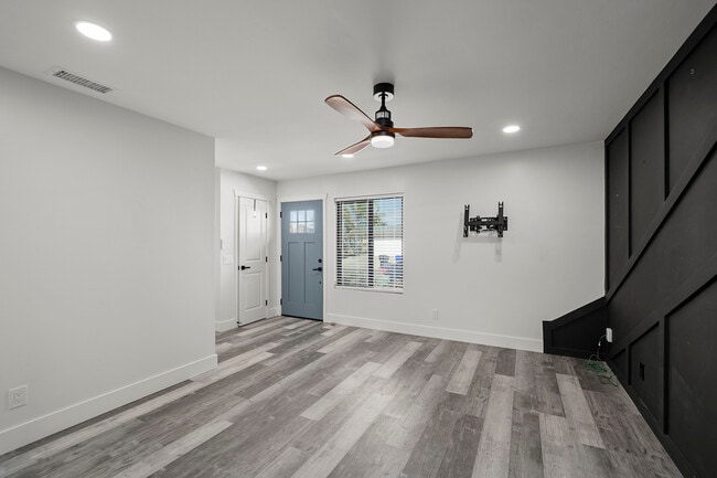 Foto del edificio - 8685 Longwood St