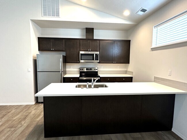 Foto del edificio - 1868 N W Enterprise St