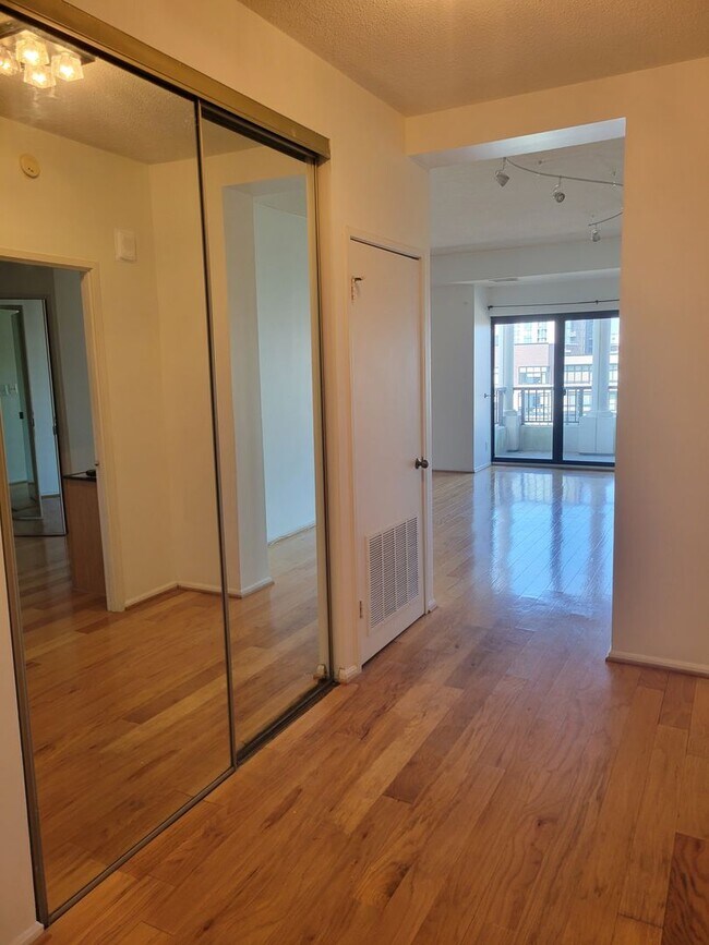 Foto del edificio - 1600 N Oak St