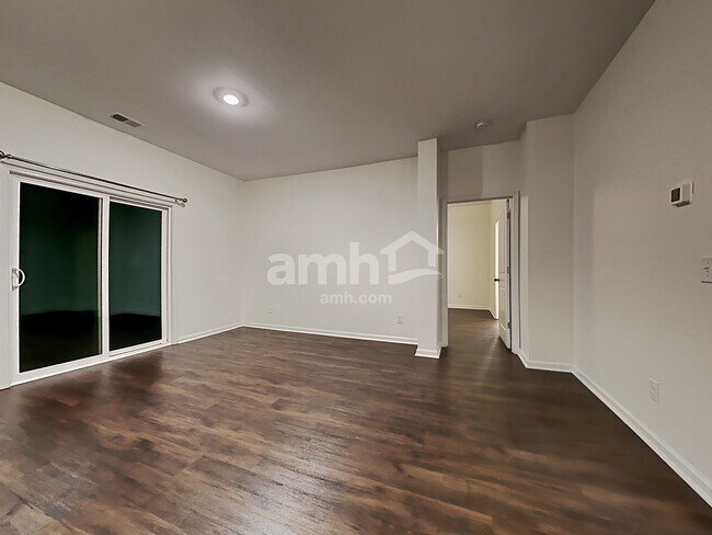 Foto del edificio - 275 Hogan Dr