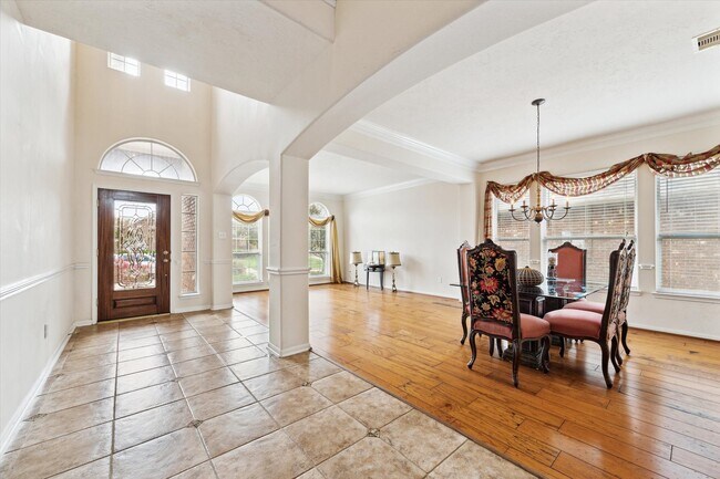 Building Photo - 2088 Silverthorn Ln