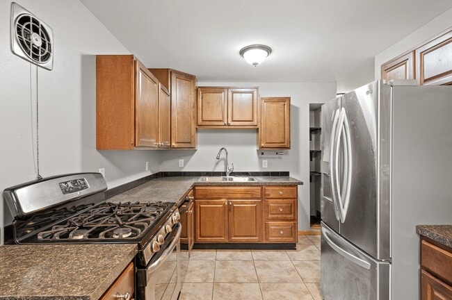 Building Photo - 1711 Rose Pl W