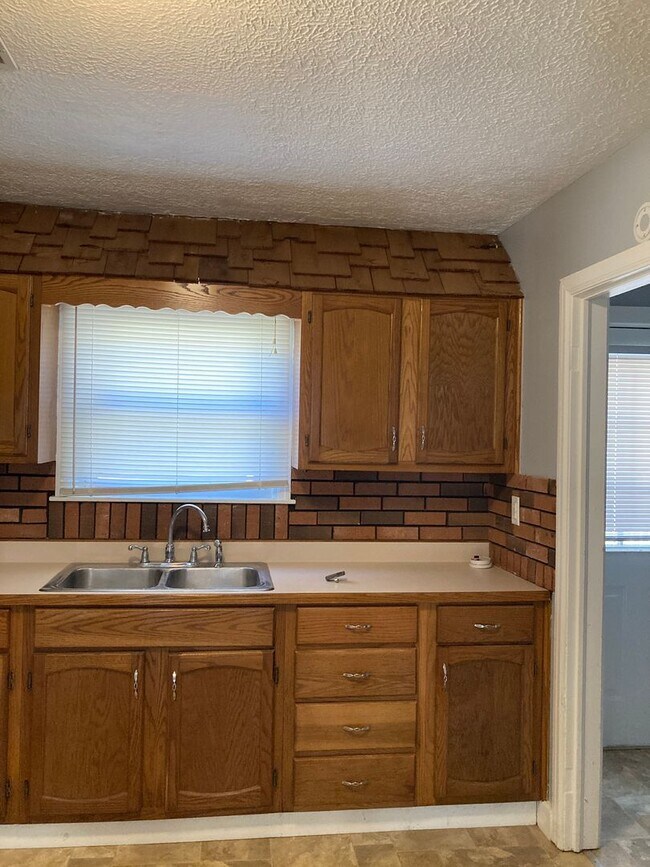 Building Photo - 2 bedroom with large yard, Liberty-Perry S...