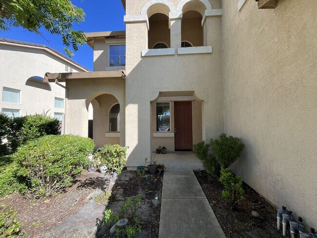 Foto del edificio - COMING SOON!!! 4 bedroom 3 bathroom home in Elk Grove!