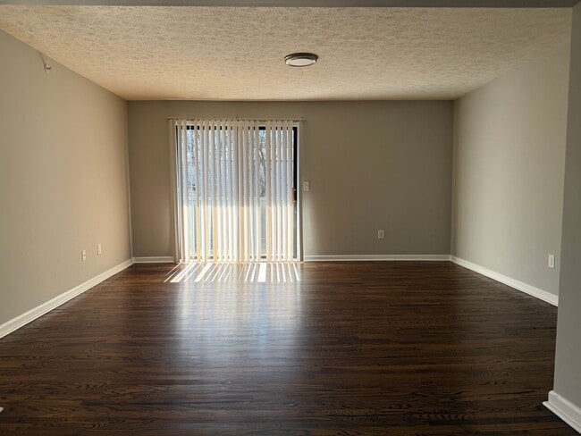 Building Photo - Completely Renovated 2 Bedroom / 2 Bathroom Apartment!
