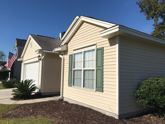 Foto del edificio - Great single story floor plan is West Ashley.