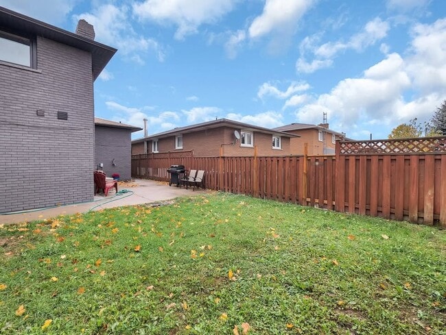 Building Photo - 493 Queen Victoria Dr