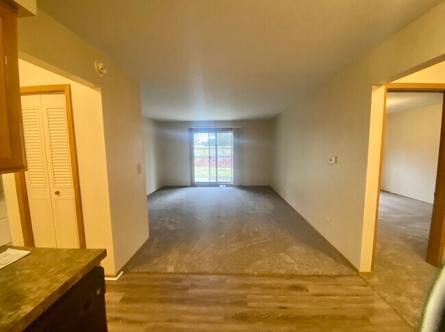 Building Photo - Ground Floor Large 1 Bedroom 1 Bath Available