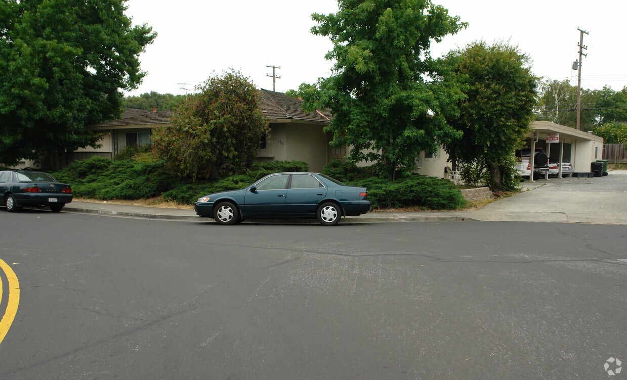 Foto del edificio - 3740 Peacock Ct