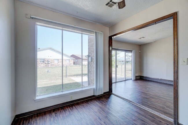 Building Photo - Spacious 2-Bedroom Duplex with Modern Upda...