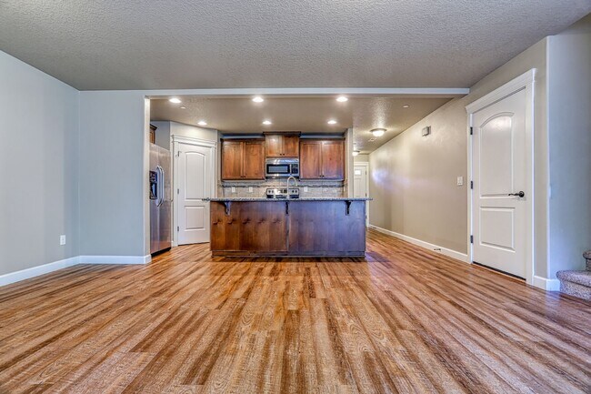 Foto del edificio - Centrally Located 4 Bedroom Townhome with Attached Garage & AC