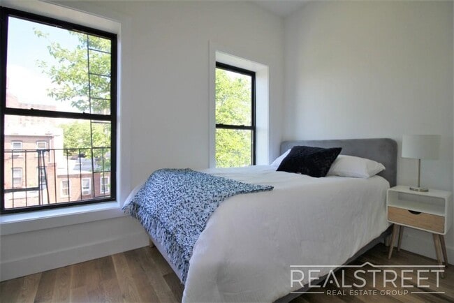 Foto del edificio - Brand NEW 4 Bed 1 Bath Floor-Thru Brownsto...