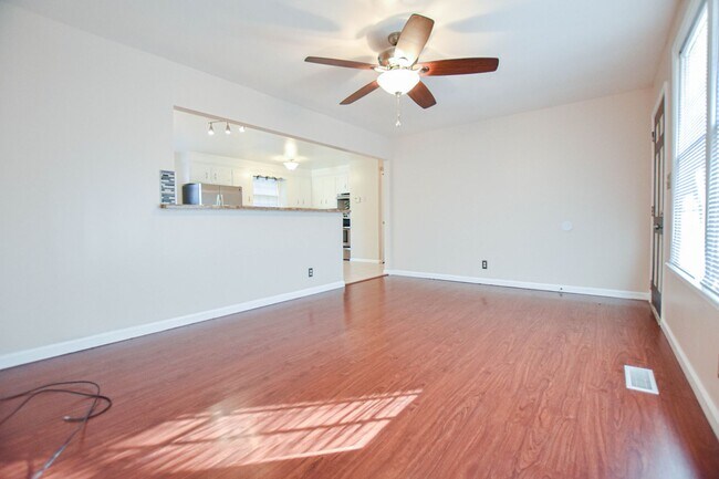 Foto del edificio - Three Bedroom with Fenced Yard!