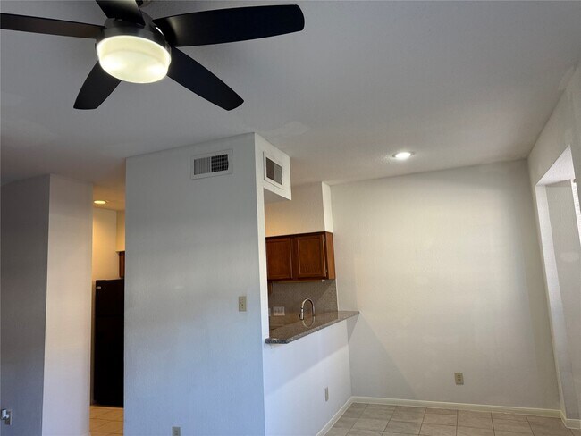 Foto del edificio - 2121 El Paseo St