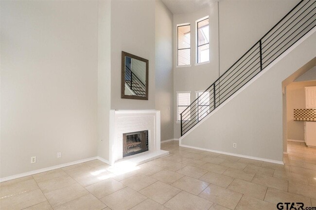 Building Photo - 5825 Hollytree Dr