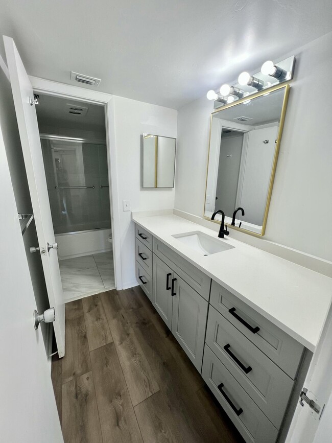 Foto del edificio - 4657 Fountains Dr S