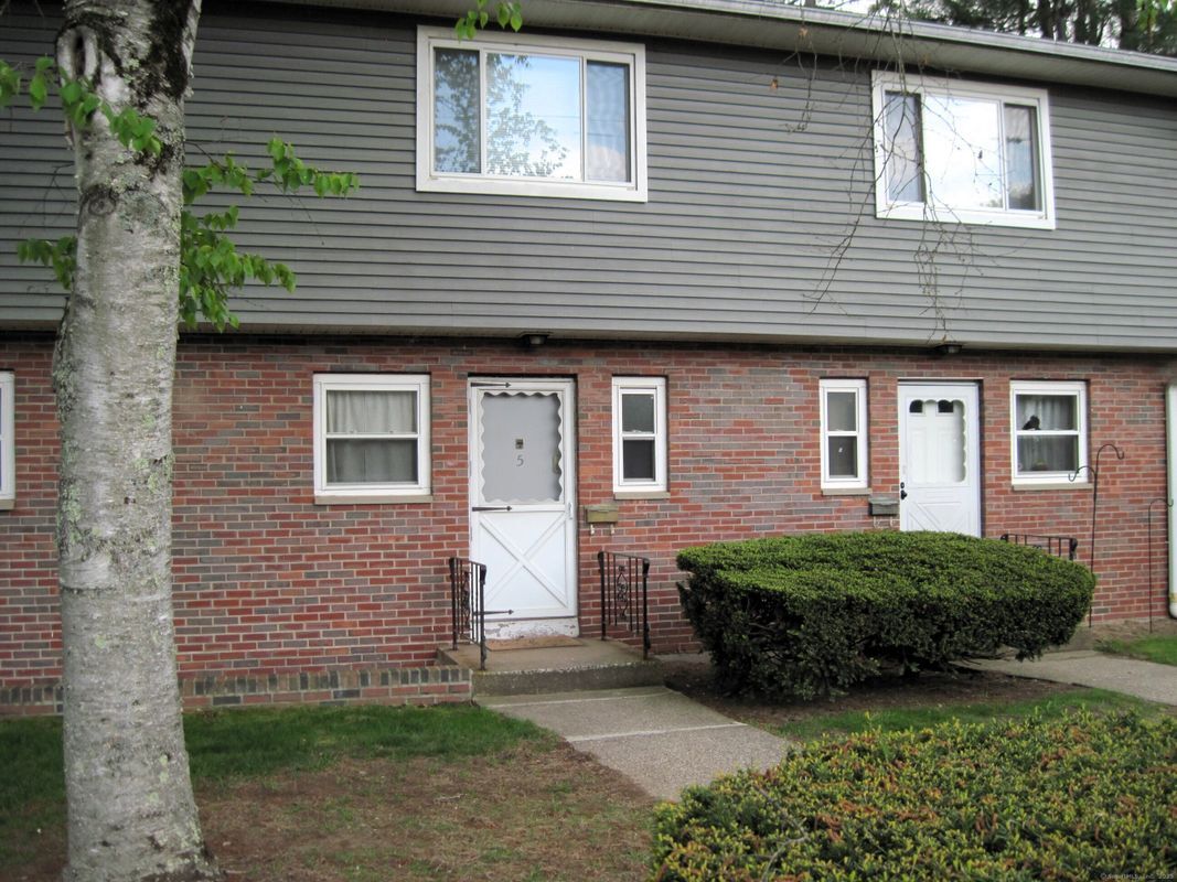 Primary Photo - 11 Camelot Dr
