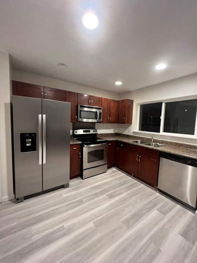 Building Photo - MAKALAE- 3/2.5 House GREAT LOCATION NEWLY ...