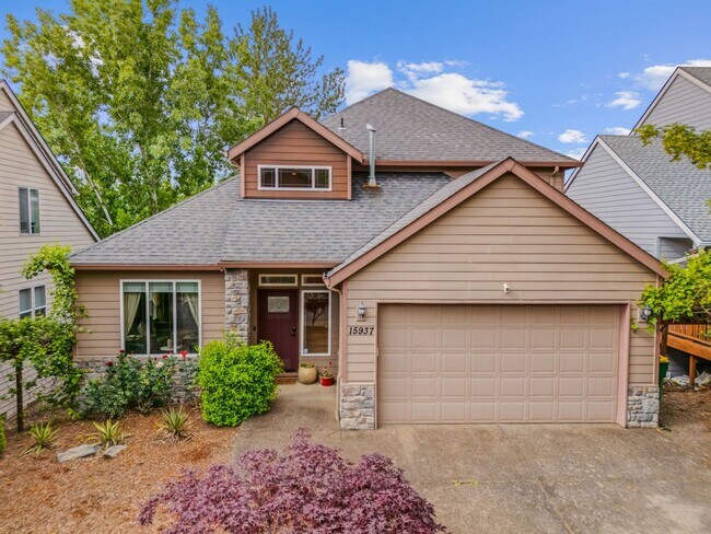 Foto del edificio - Stunning, spacious 4-bdrm/4-bath in Tigard. Fireplace, massive decks, next to nature