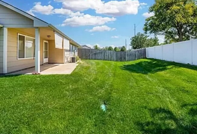 Building Photo - Highly sought after 2 bed/2 bath twin home...