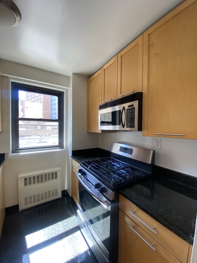 Building Photo - 114 E 16th St