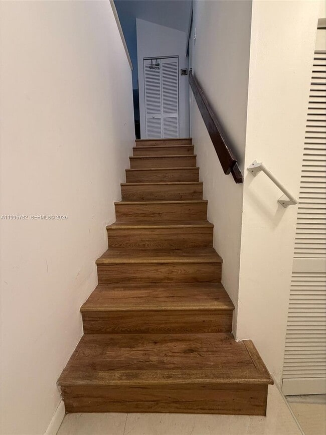 Foto del edificio - 221 W Park Dr
