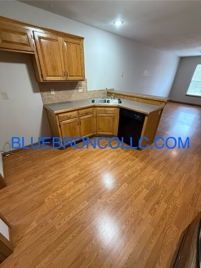 Foto del edificio - Georgous duplex in Raymore with a lot to offer!