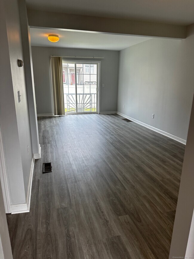 Building Photo - 44 Taft Pointe