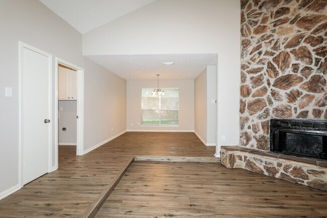 Foto del edificio - 17223 Chapel Pine St