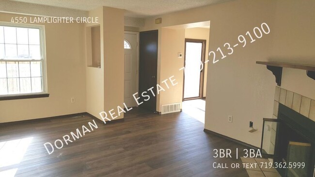 Foto del edificio - Updated Townhome close to Ft Carson